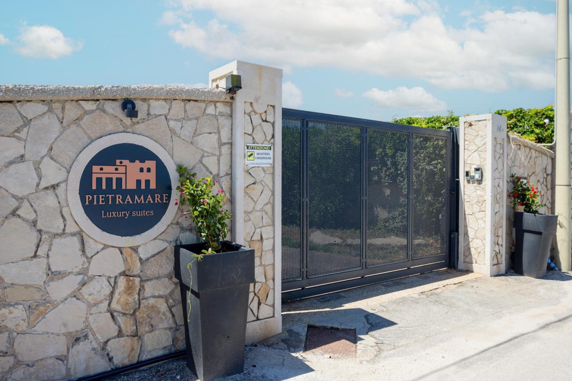Pietramare Luxury Suites Бари Екстериор снимка