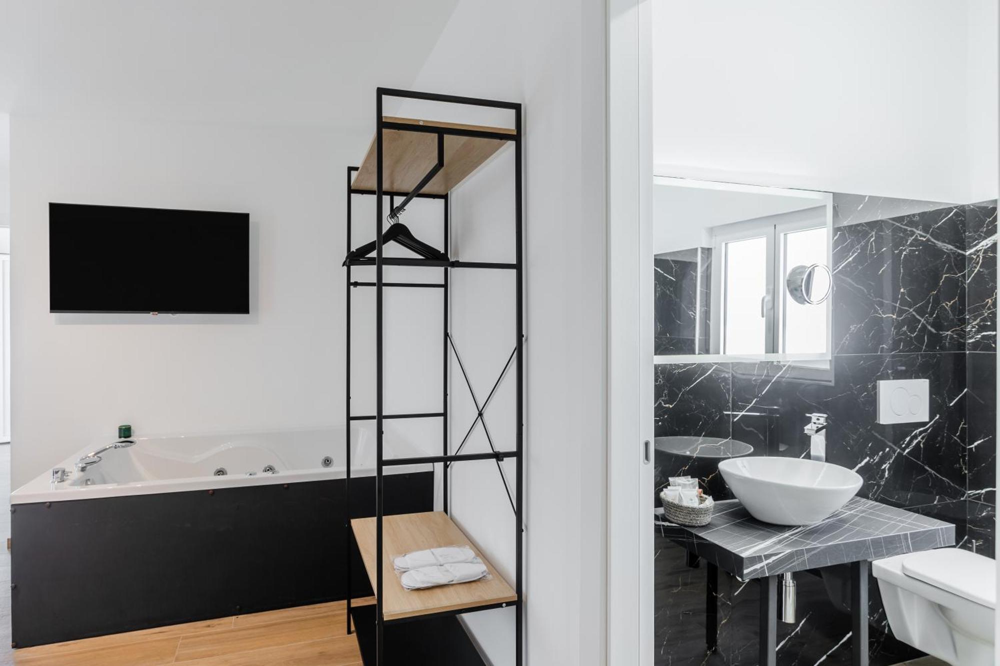 Pietramare Luxury Suites Бари Екстериор снимка
