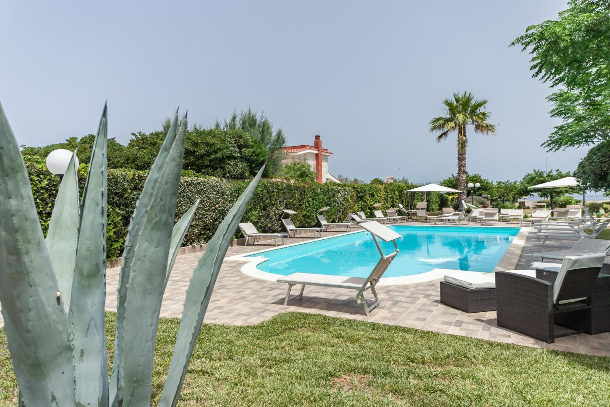 Pietramare Luxury Suites Бари Екстериор снимка
