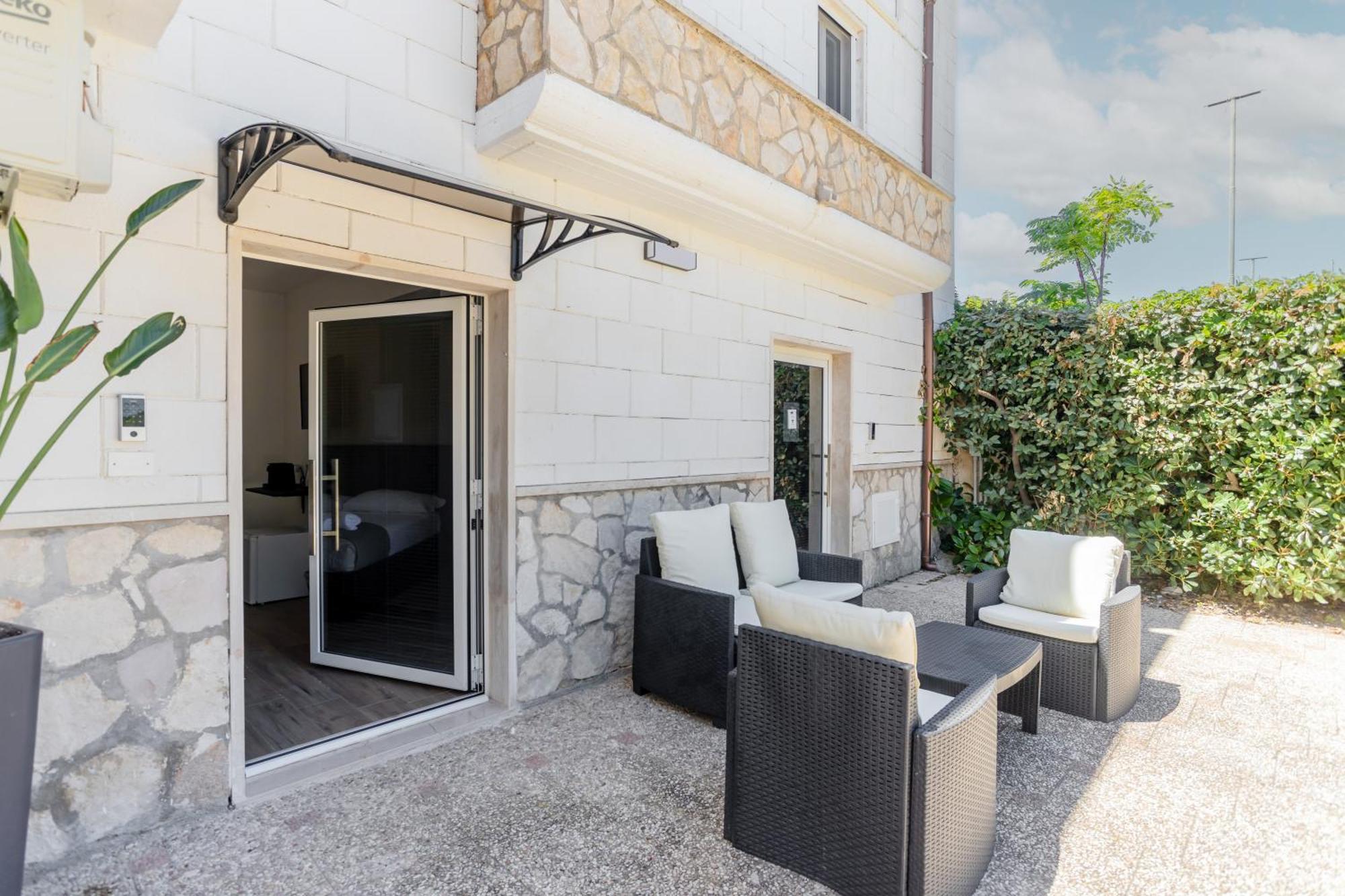 Pietramare Luxury Suites Бари Екстериор снимка